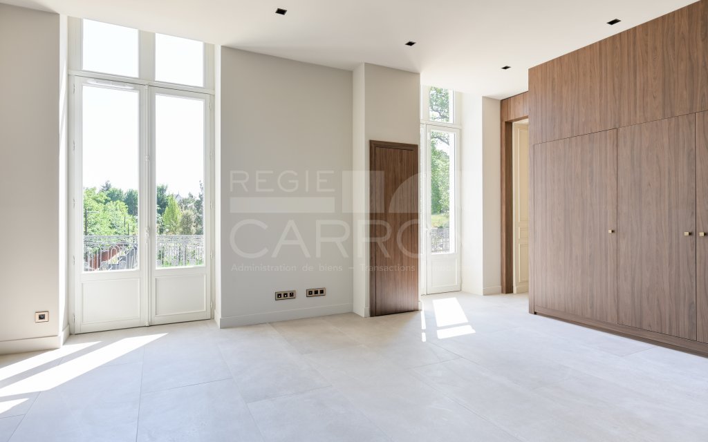 APPARTEMENT T5 A LOUER - ST CYR AU MONT D OR - 3 550 &euro; charges comprises par mois