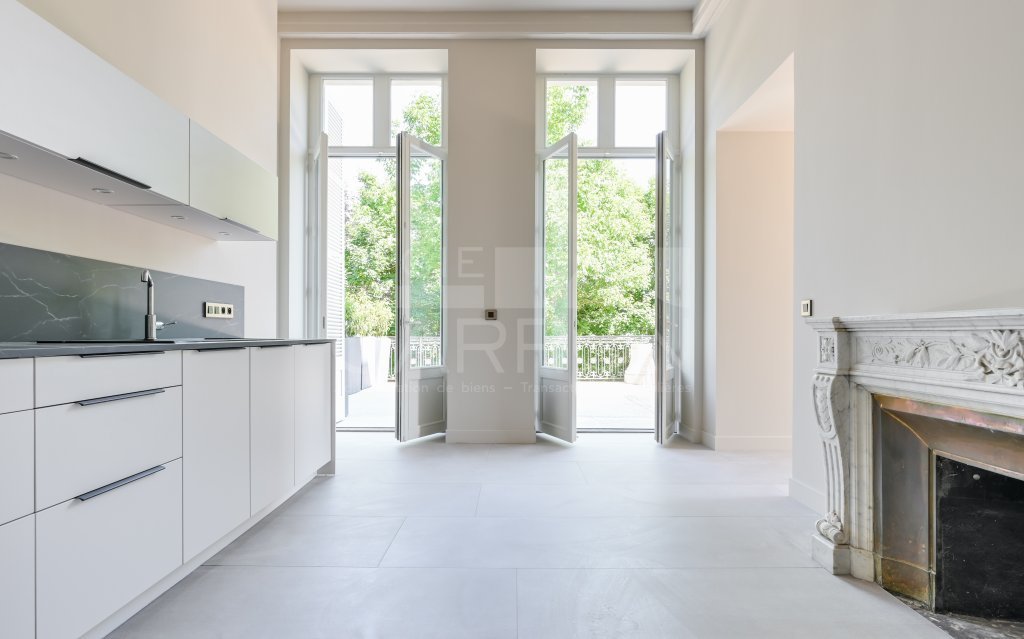 APPARTEMENT T5 A LOUER - ST CYR AU MONT D OR - 3 550 &euro; charges comprises par mois