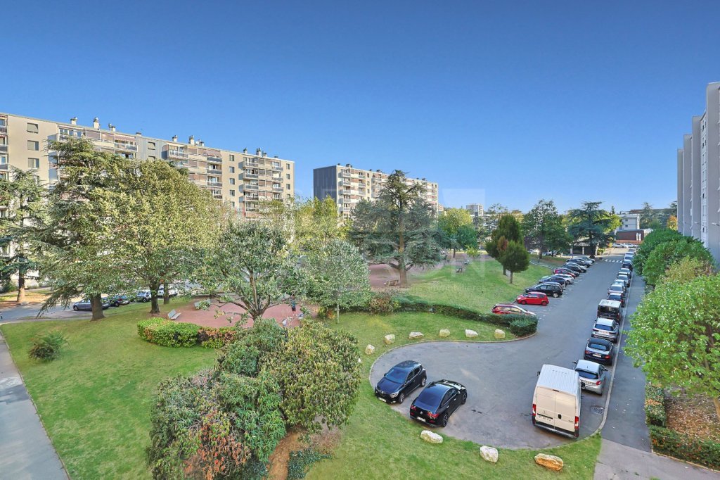 Appartement 5 pièces - 3 chambres A VENDRE - STE FOY LES LYON - 81.18 m2 - 220 000 &euro;