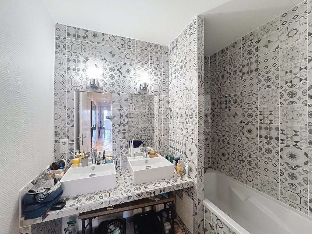 APPARTEMENT T5 A VENDRE - VILLEURBANNE - 96 m2 - 275000€